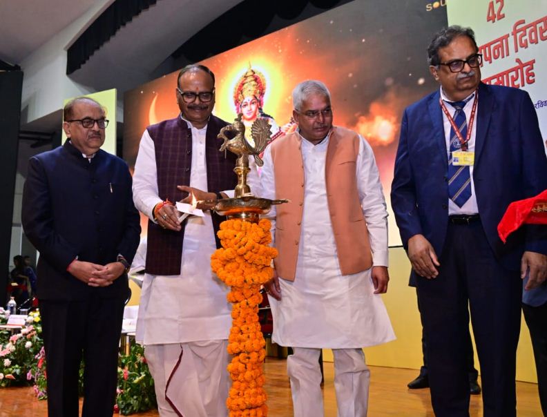 दीप जलाते उप मुख्यमंत्री ब्रजेश पाठक व राज्यमंत्री मयंकेश्वर शरण सिंह