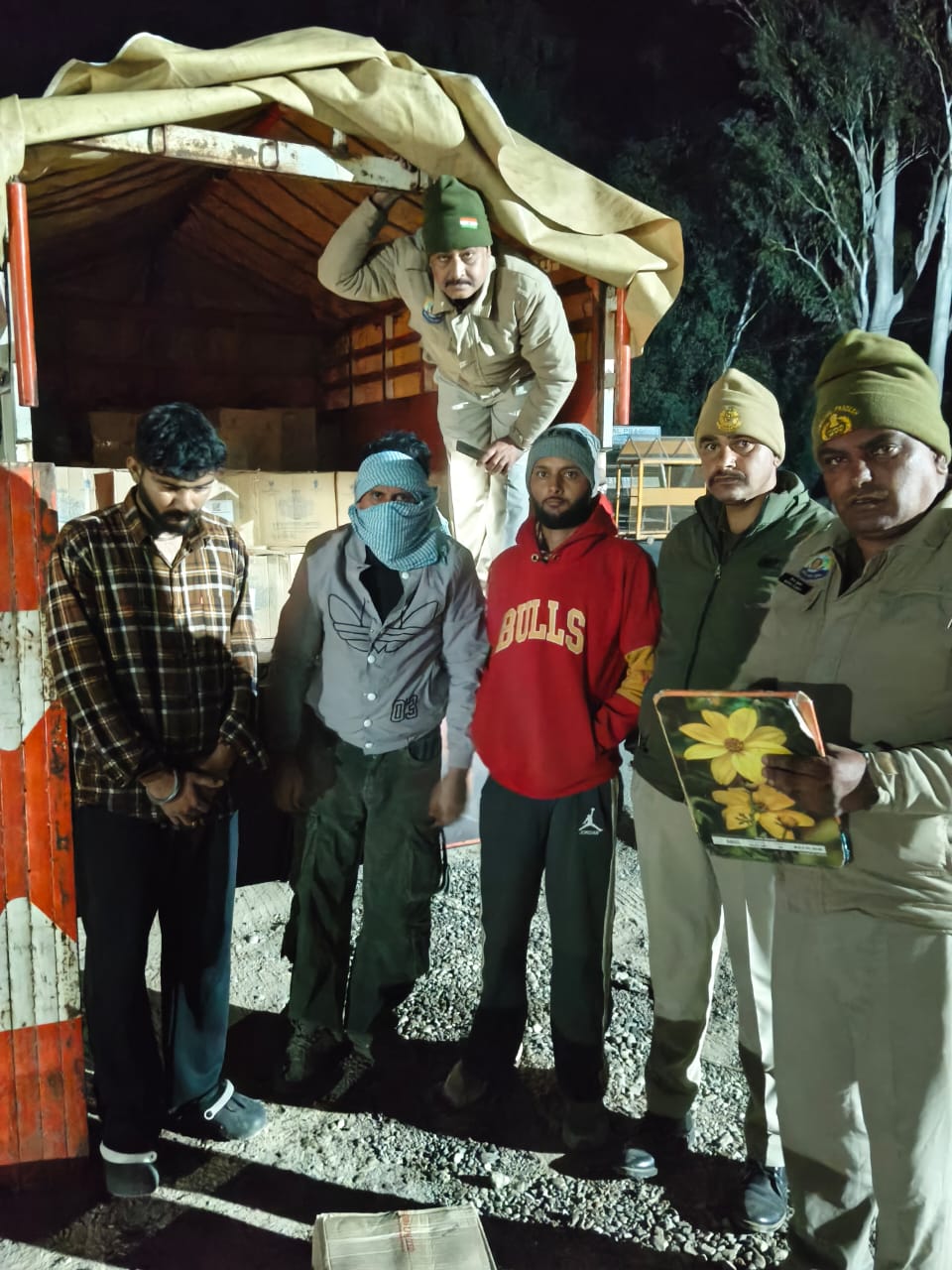 शराब से भरा वाहन।