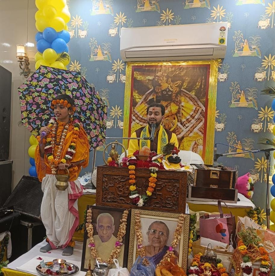 कथाव्यास आचार्य व्योम त्रिपाठी ने कृष्ण जन्मोत्सव की कथा सुनाते हुए। कथाव्यास आचार्य व्योम त्रिपाठी ने कृष्ण जन्मोत्सव की कथा सुनाते हुए।
