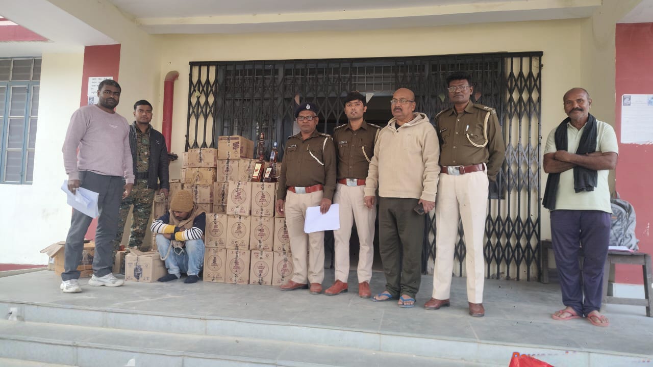 बरामद शराब के साथ अधिकारी