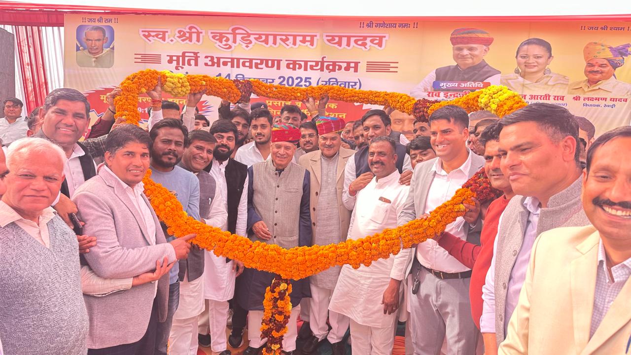 राव इंद्रजीत सिंह का सम्मान करते हुए ग्रामीण। राव इंद्रजीत सिंह का सम्मान करते हुए ग्रामीण।