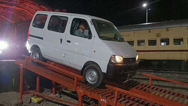 मिज़ोरम के सैयरांग रेलवे स्टेशन पर पहली बार मारुति कारें सीधे रेल मार्ग से पहुंचने की तस्वीर।