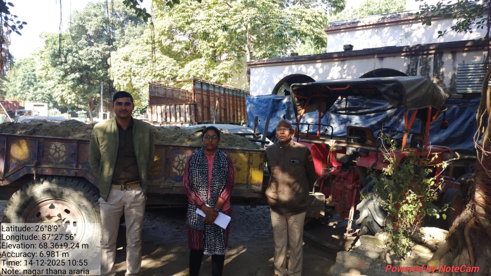 अररिया फोटो:ट्रैक्टर को किया गया जब्त