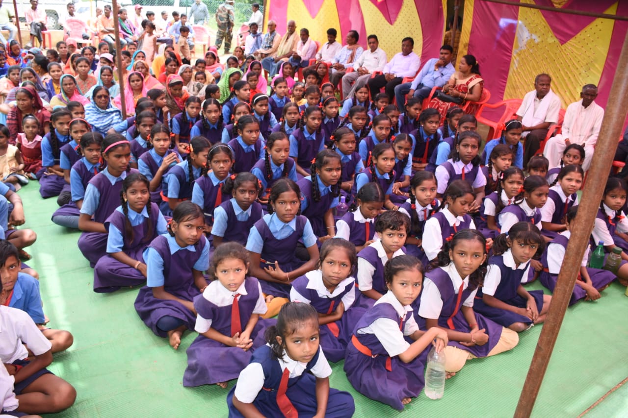 स्कूल में बैठे हुए बच्चे।