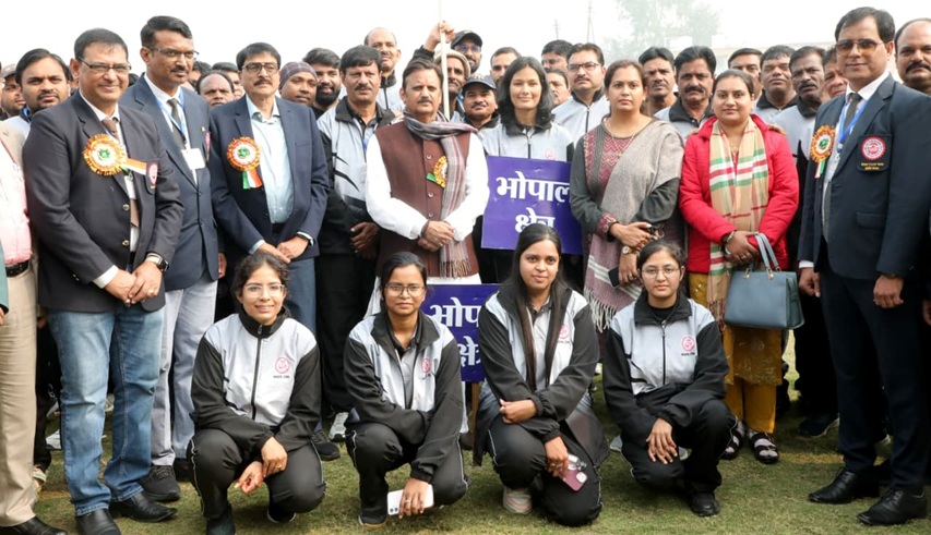 जल संसाधन विभाग की 34वीं अन्‍तर क्षेत्रीय खेल प्रतियोगिता के प्रतिभागियों के साथ उप मुख्यमंत्री राजेन्द्र शुक्ल