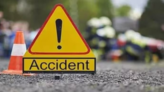 तेज रफ्तार ट्रक ने बाइक सवार एक दंपती और मासूम बच्चे को कुचला