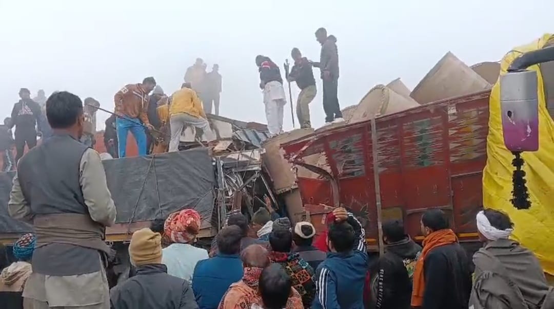 फोटो कैप्शन 14आरटीके2 : खरखडा के पास नेशनल हाईवे 152 डी पर हुए हादसे के बाद राहत कार्य में जुटे राहगीर ------------ फोटो कैप्शन 14आरटीके2 : खरखडा के पास नेशनल हाईवे 152 डी पर हुए हादसे के बाद राहत कार्य में जुटे राहगीर ------------