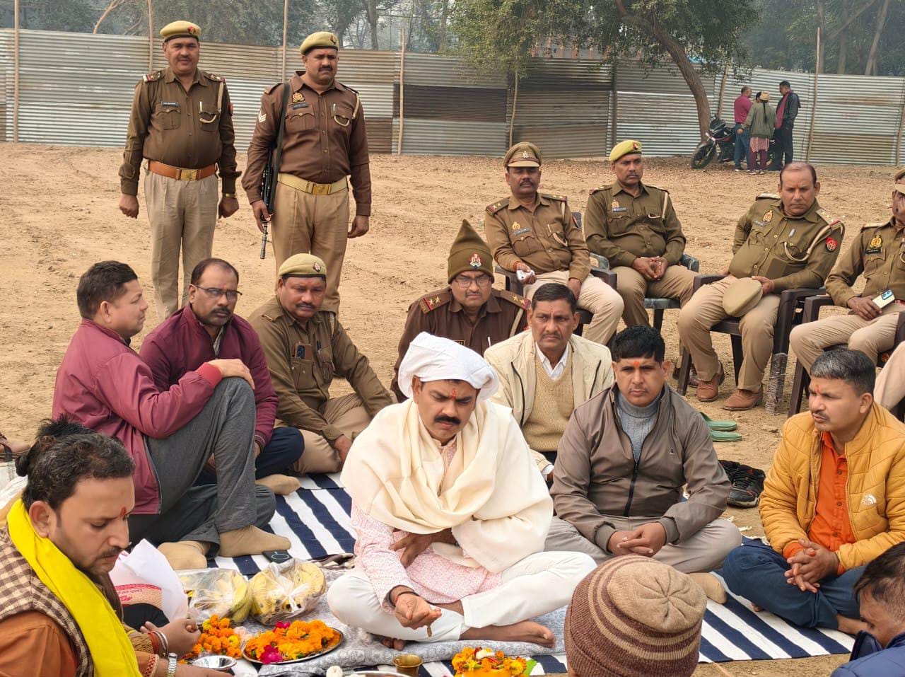 माघ मेला क्षेत्र में रविवार को भूमि पूजन करते हुए होमगार्ड विभाग प्रयागराज जिला कमांडेंट रंजीत सिंह का छाया चित्र माघ मेला क्षेत्र में रविवार को भूमि पूजन करते हुए होमगार्ड विभाग प्रयागराज जिला कमांडेंट रंजीत सिंह का छाया चित्र