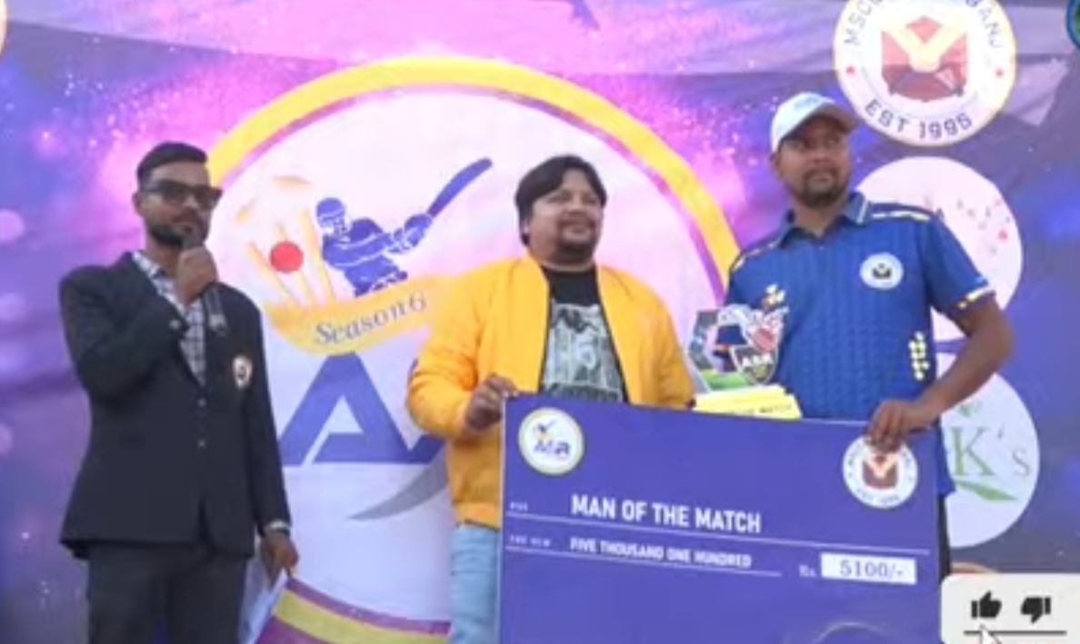 अररिया फोटो:सीवान के खिलाड़ी प्राइज लेते अररिया फोटो:सीवान के खिलाड़ी प्राइज लेते