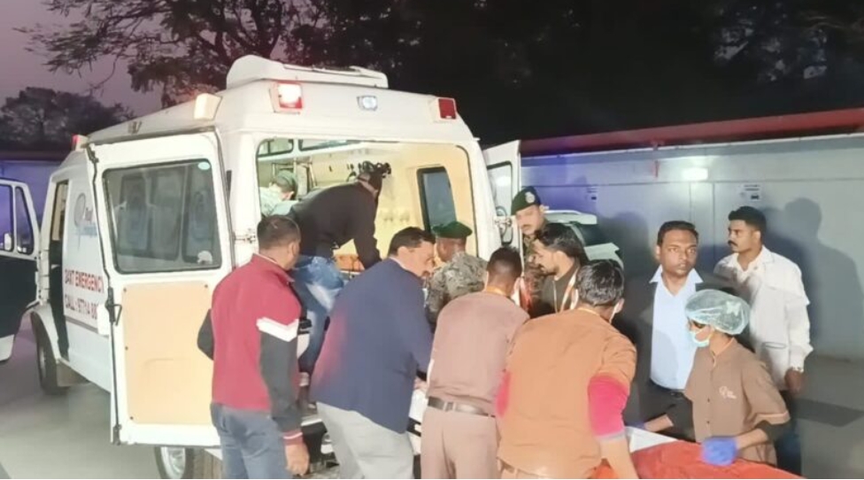 घायल जवानों को लेजाते हुए