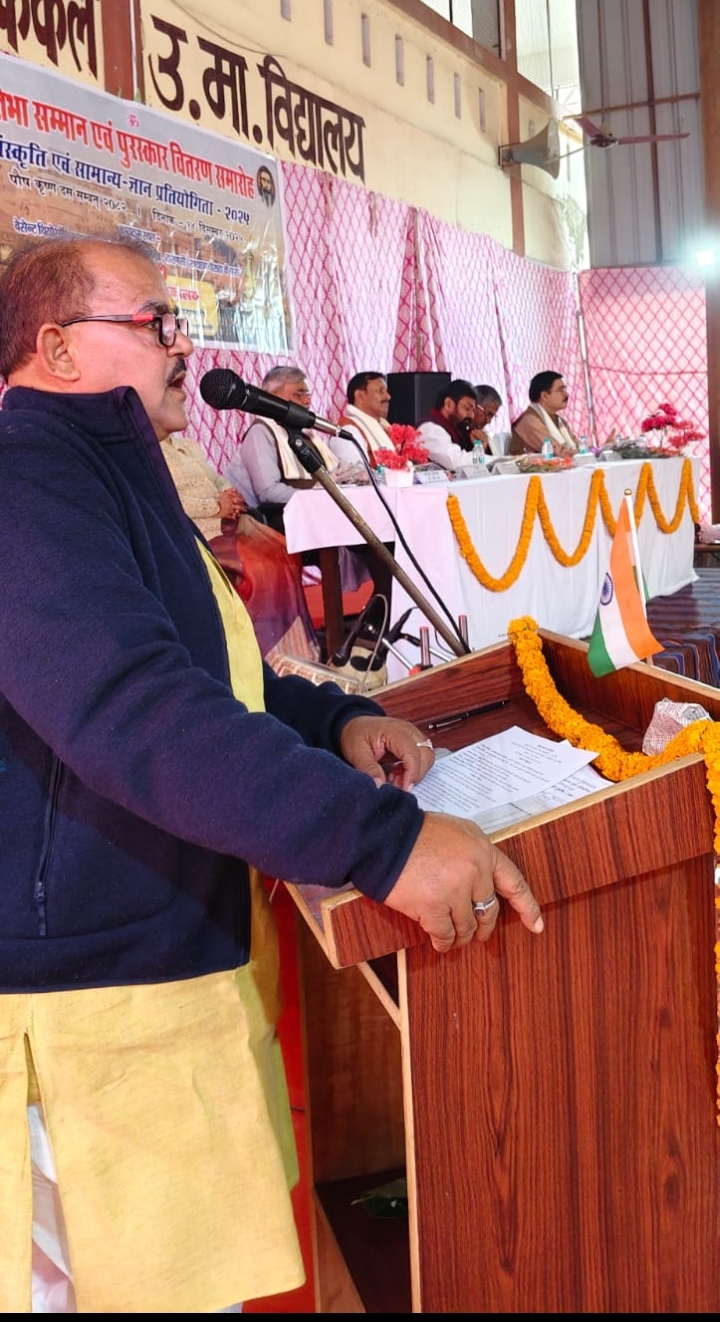 मंच संचालन करते डॉ हरेंद्र
