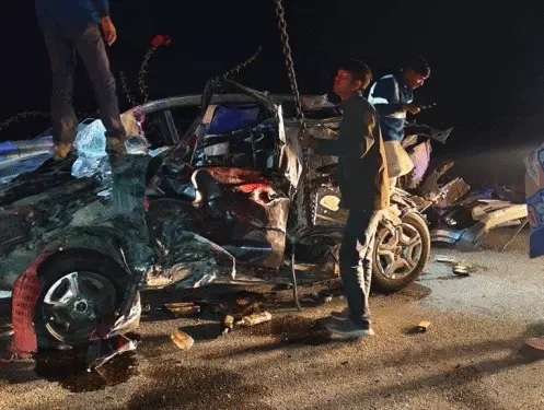 ट्रक ने कार को मारी टक्कर:हादसे में दो लोगों की मौत ट्रक ने कार को मारी टक्कर:हादसे में दो लोगों की मौत