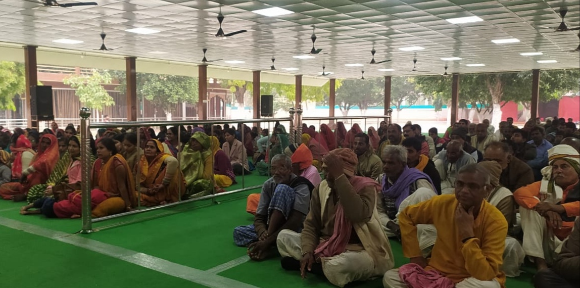 परमहंस औरा आश्रम में प्रबचन सुनते भक्त।