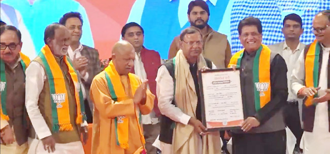 नवनिर्वाचित प्रदेश अध्यक्ष पंकज चौधरी का अभिनन्दन करते केंद्रीय मंत्री पीयूष गोयल और मुख्यमंत्री योगी आदित्यनाथ नवनिर्वाचित प्रदेश अध्यक्ष पंकज चौधरी का अभिनन्दन करते केंद्रीय मंत्री पीयूष गोयल और मुख्यमंत्री योगी आदित्यनाथ
