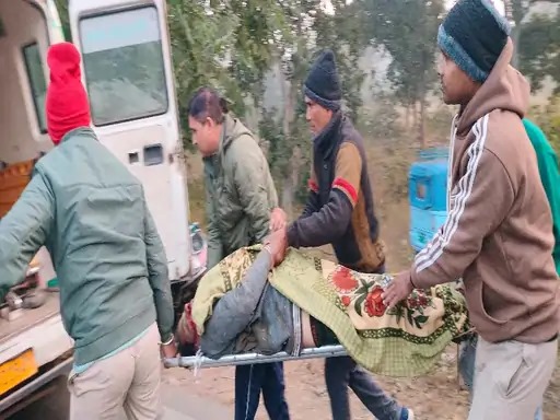 धुंध के कारण पलटा ई-रिक्शा, एक की मौत, छह घायल — बम्हनीडीह अस्पताल में घायलों का इलाज जारी