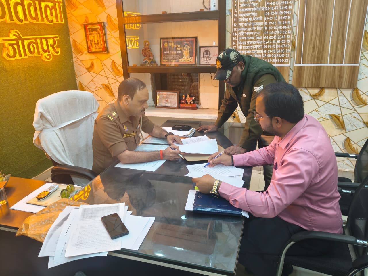कोतवाली में तहरीर देते हुए औषधि निरक्षक रजत कुमार पांडेय