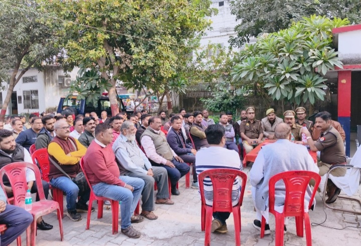 गोष्ठी में पुलिस व मेडिकल स्टोर संचालक गोष्ठी में पुलिस व मेडिकल स्टोर संचालक