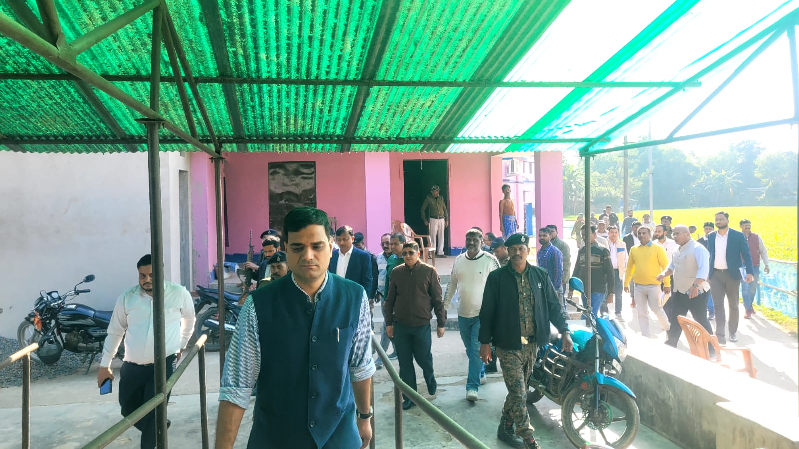 निरिक्षण करते हुए डीएम