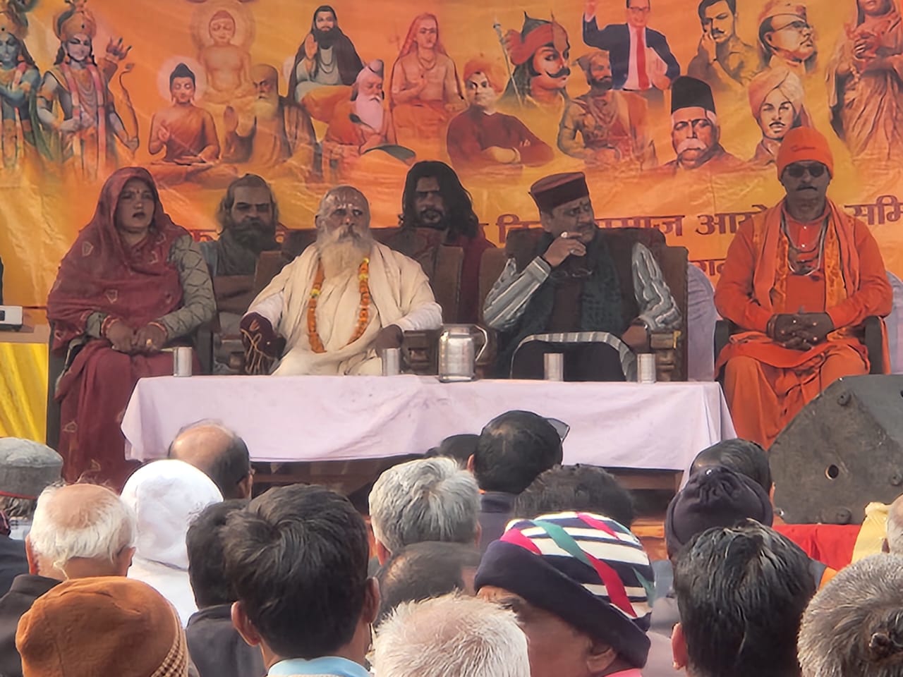 मंच पर उपस्थित संत एवं अन्य अतिथियों का छाया चित्र मंच पर उपस्थित संत एवं अन्य अतिथियों का छाया चित्र