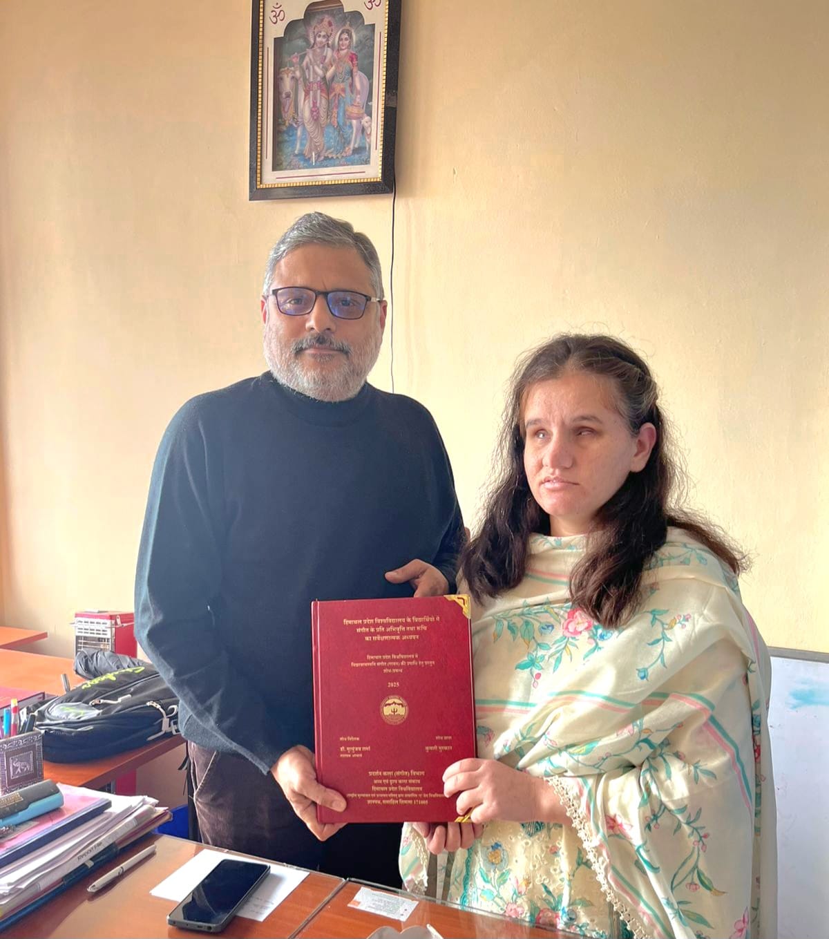 मुस्कान अपने शोध निदेशक के साथ।