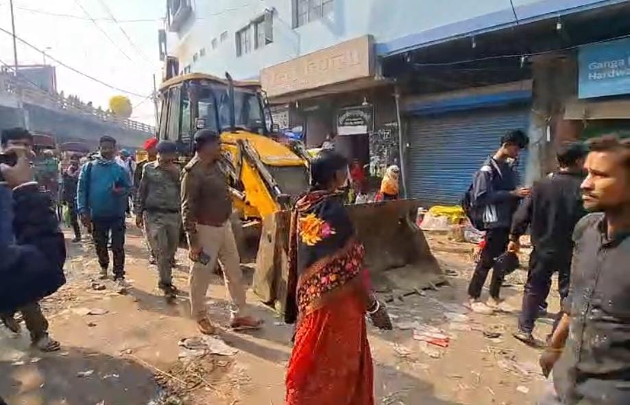 अतिक्रमण हटाती पुलिस अतिक्रमण हटाती पुलिस