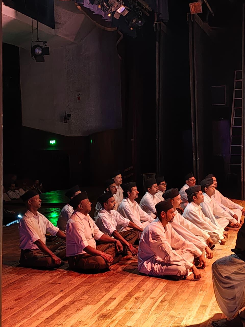 संघ गंगा के तीन भागीरथ का मंचन की कुछ झलकियां संघ गंगा के तीन भागीरथ का मंचन की कुछ झलकियां