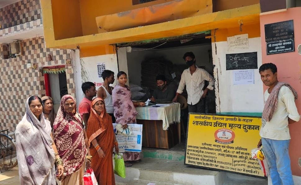 राशन दुकान में राशन सामग्री लेने के लिए खड़े हुए हितग्राही।