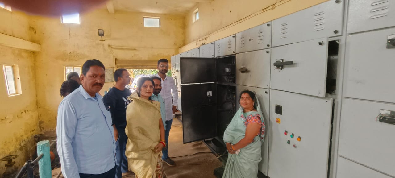 फिल्टर प्लांट का निरीक्षण करते हुए कांग्रेसी पार्षद।