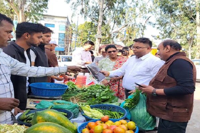 इंदौर कलेक्टर जैविक सामग्री सब्जियां खरीदते हुए (फाइल फोटो)
