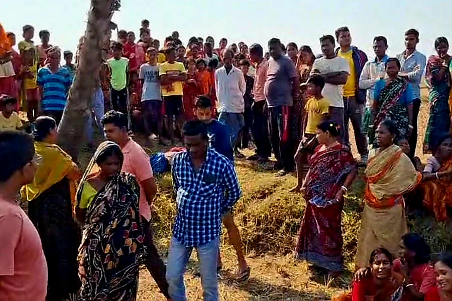 घटनास्थल पर लोगों की भीड़