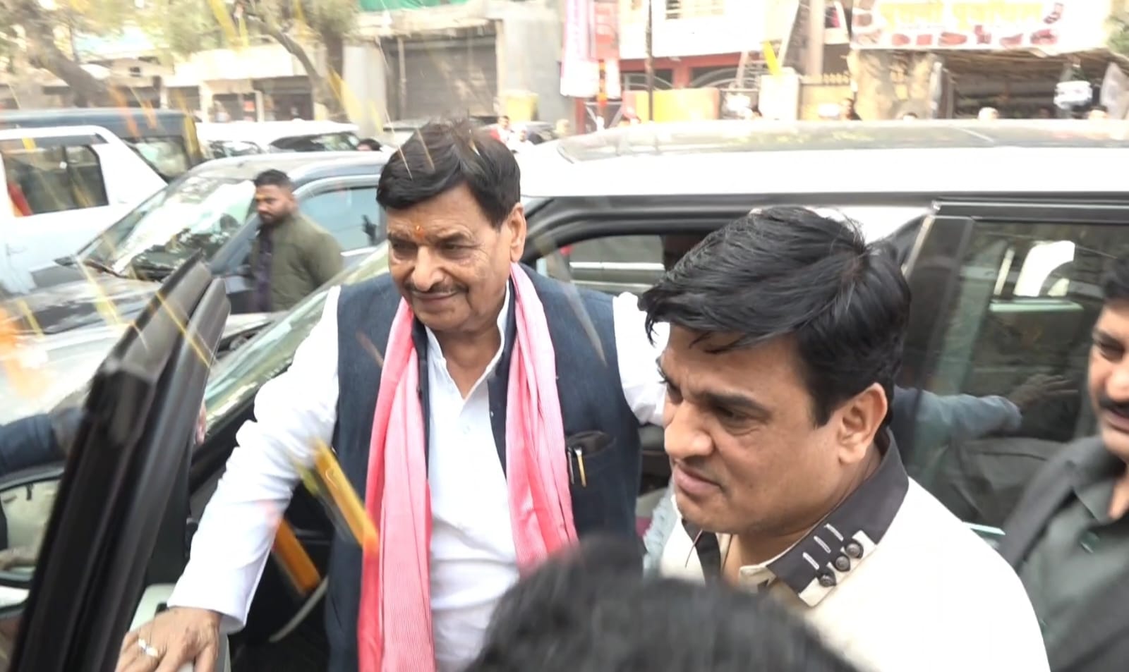 जाजमऊ स्थित विधायक नसीम सोलंकी के आवास पहुंचे शिवपाल सिंह जाजमऊ स्थित विधायक नसीम सोलंकी के आवास पहुंचे शिवपाल सिंह