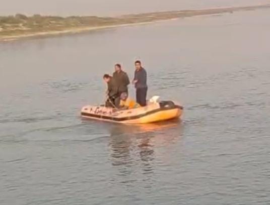 तलाश करती एसडीआरएफ की टीम तलाश करती एसडीआरएफ की टीम