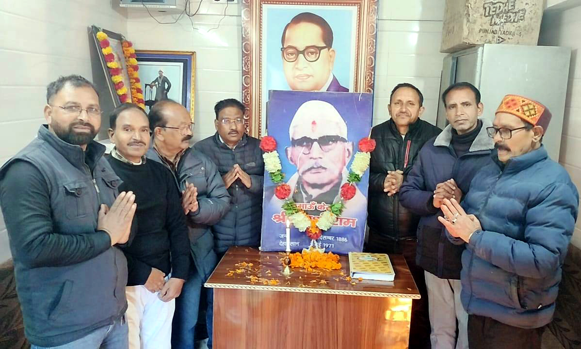 ‘कुमाऊं केसरी’ खुशी राम को उनकी 139वीं जयंती पर श्रद्धांजलि देते शिल्पकार सभा के पदाधिकारी। ‘कुमाऊं केसरी’ खुशी राम को उनकी 139वीं जयंती पर श्रद्धांजलि देते शिल्पकार सभा के पदाधिकारी।