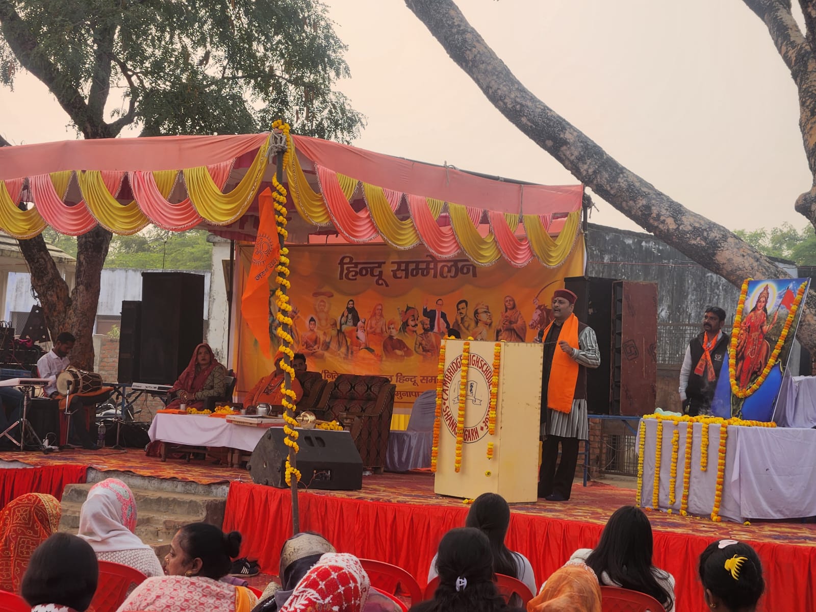 प्रयागराज के बारा में रणजीत पंडित इण्टर कालेज में आयोजित कार्यक्रम को संबोधित करते हुए पुर्वी उत्तर प्रदेश के क्षेत्र प्रचारक अनिल का छाया चित्र