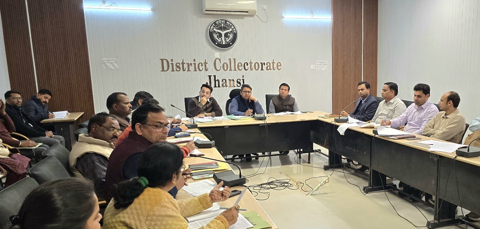 समीक्षा बैठक में अधिकारियों के पेंच कसते हुए जिलाधिकारी समीक्षा बैठक में अधिकारियों के पेंच कसते हुए जिलाधिकारी