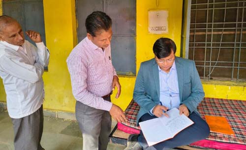 भ्रमण के दौरान व्यवस्थाओं का जायजा लेते हुए जिलाधीश. भ्रमण के दौरान व्यवस्थाओं का जायजा लेते हुए जिलाधीश.