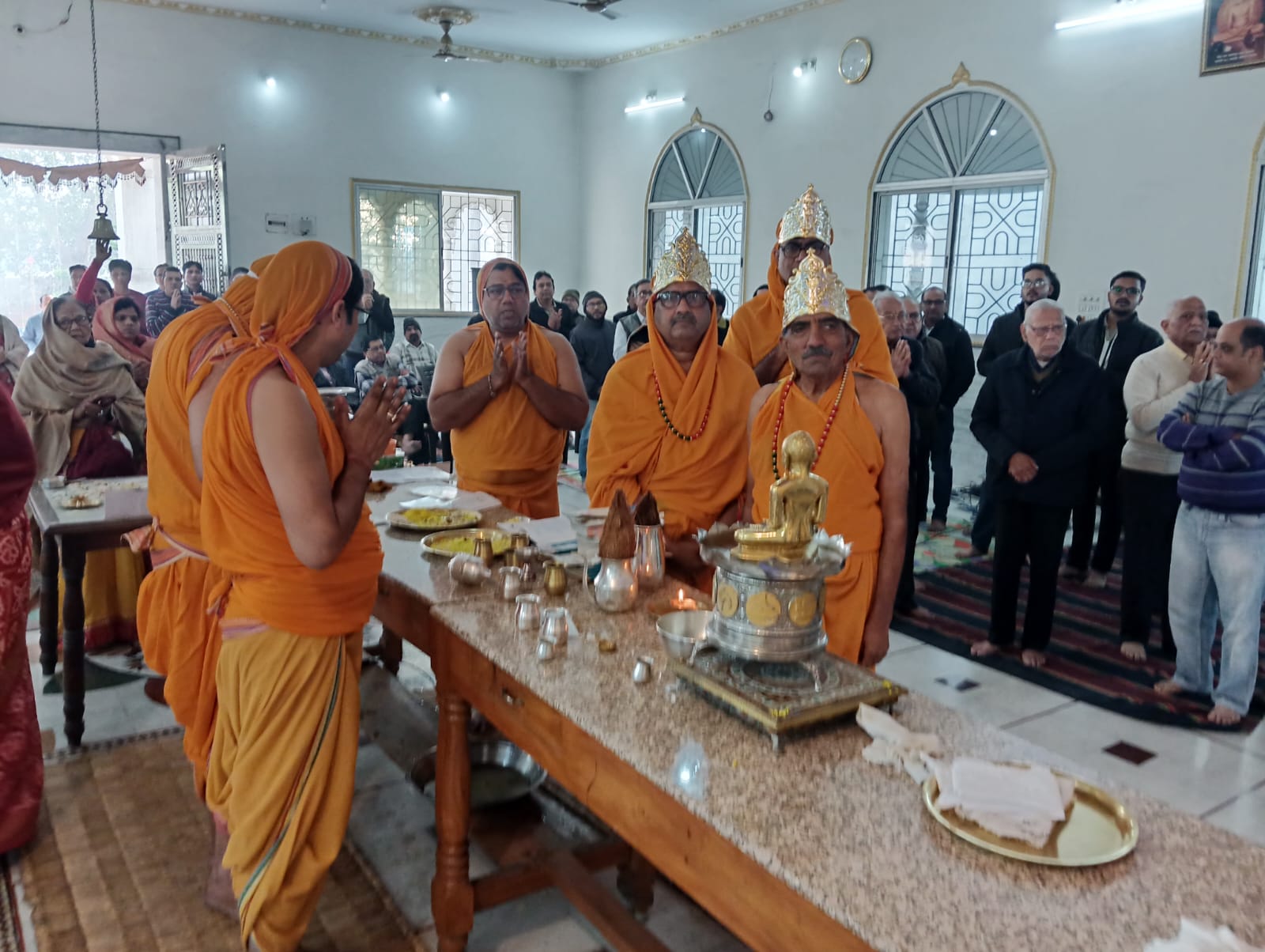 पूजा में शामिल लोग पूजा में शामिल लोग