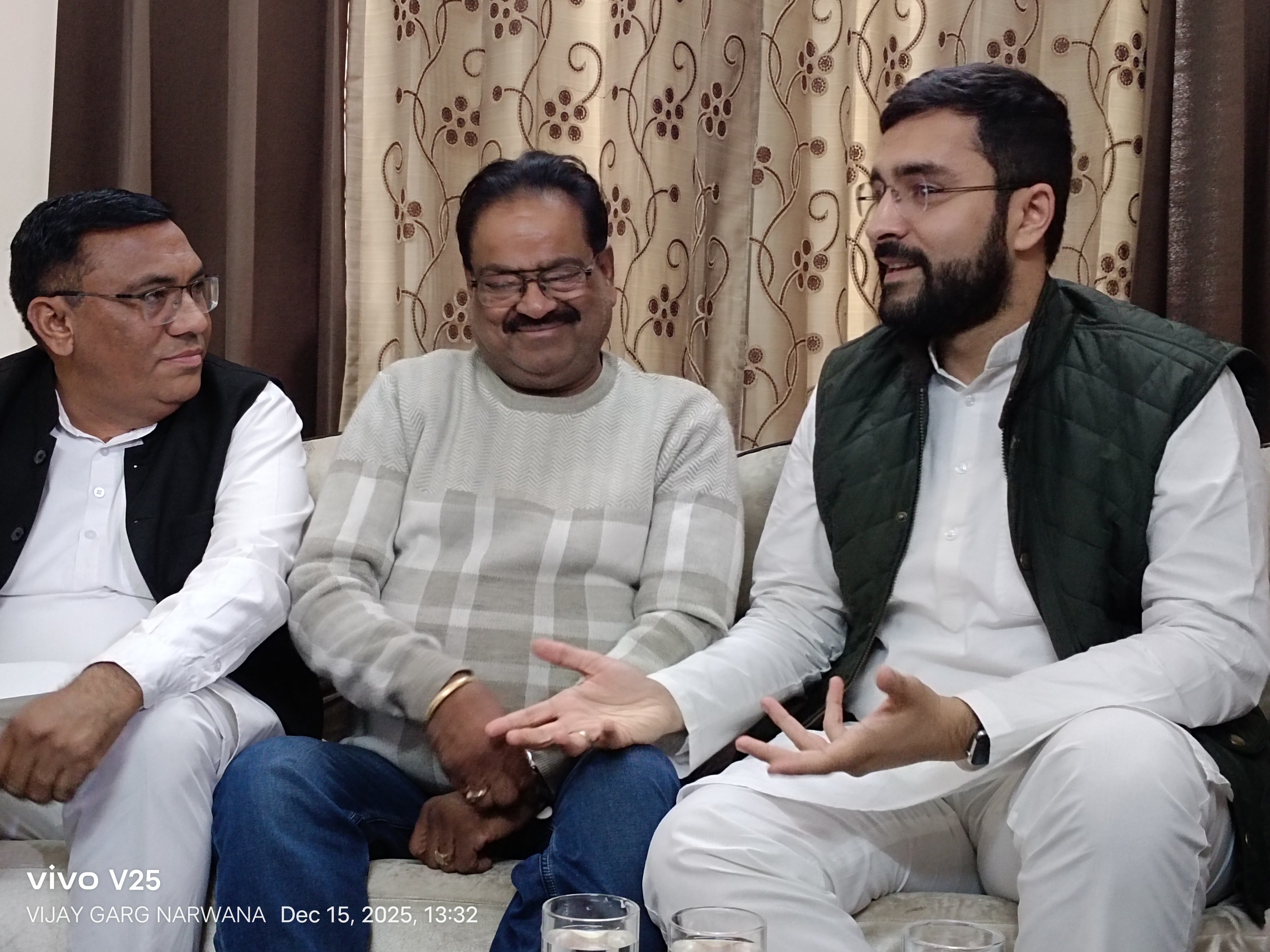 पत्रकारों से बातचीत करते हुए विधायक आदित्य सुरजेवाला। पत्रकारों से बातचीत करते हुए विधायक आदित्य सुरजेवाला।