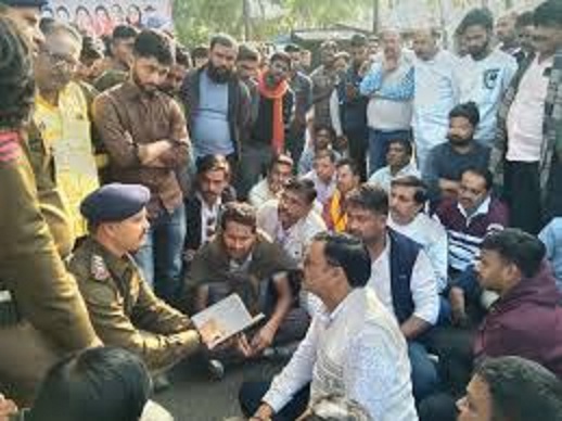 गल्ला व्यापारी के मुनीम के साथ 15 लाख की लूट गल्ला व्यापारी के मुनीम के साथ 15 लाख की लूट