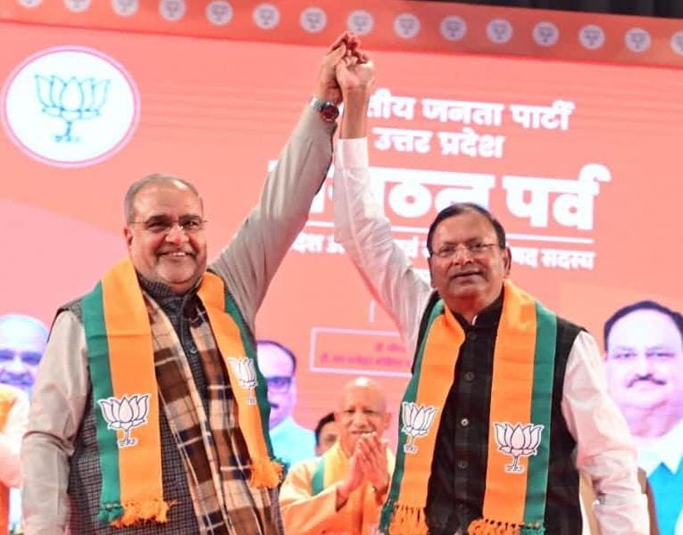 रविवार को लखनऊ में भाजपा के संगठन पर्व कार्यक्रम के तहत नए प्रदेश अध्यक्ष व राष्ट्रीय परिषद के सदस्यों की घोषणा कार्यक्रम में नए प्रदेश अध्यक्ष का हाथ पकडकर अभिवादन करते चौधरी भूपेंद्र सिंह। रविवार को लखनऊ में भाजपा के संगठन पर्व कार्यक्रम के तहत नए प्रदेश अध्यक्ष व राष्ट्रीय परिषद के सदस्यों की घोषणा कार्यक्रम में नए प्रदेश अध्यक्ष का हाथ पकडकर अभिवादन करते चौधरी भूपेंद्र सिंह।