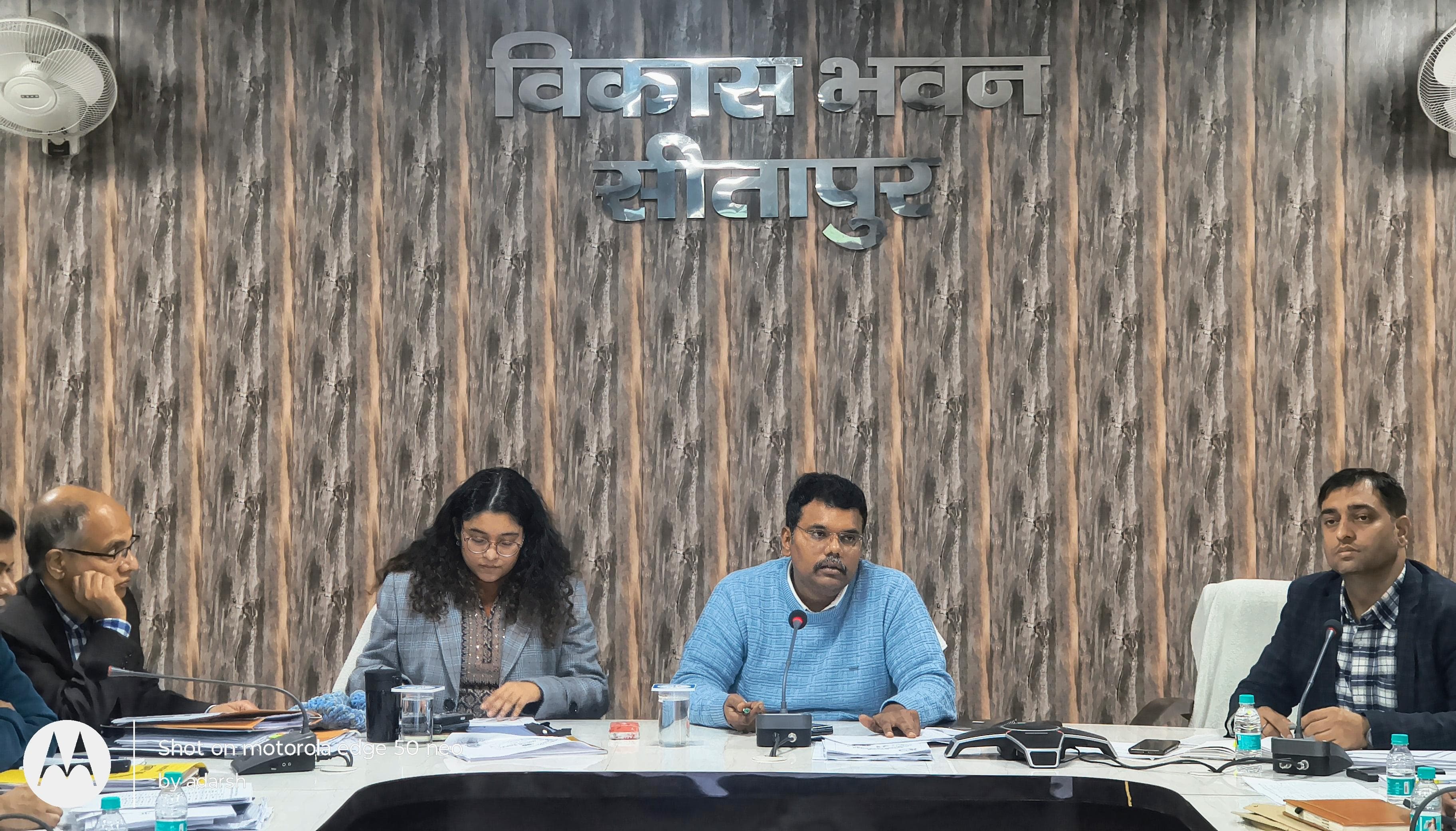 बैठक में जिलाधिकारी