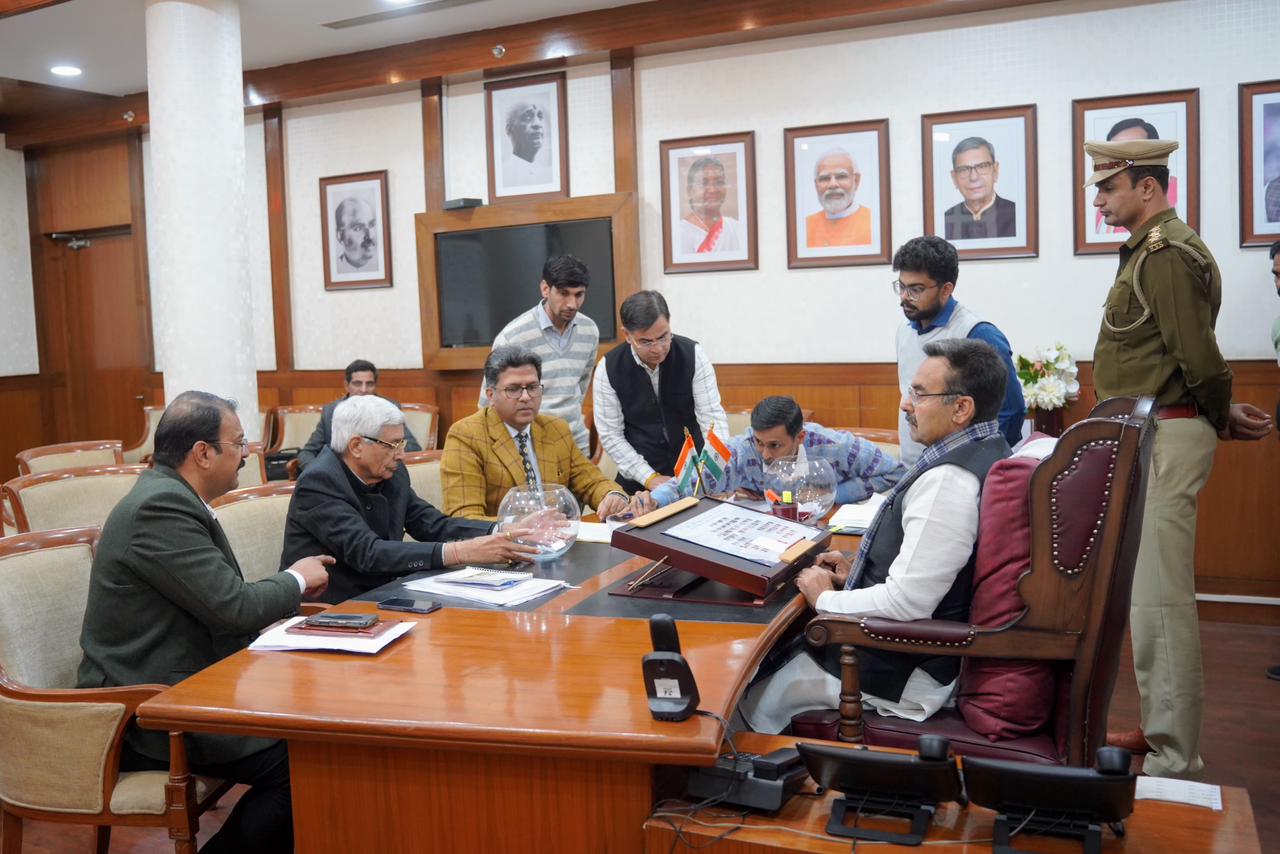 हरियाणा विधानसभा के स्पीकर हरविंद्र कल्याण ड्रा निकालते हुए