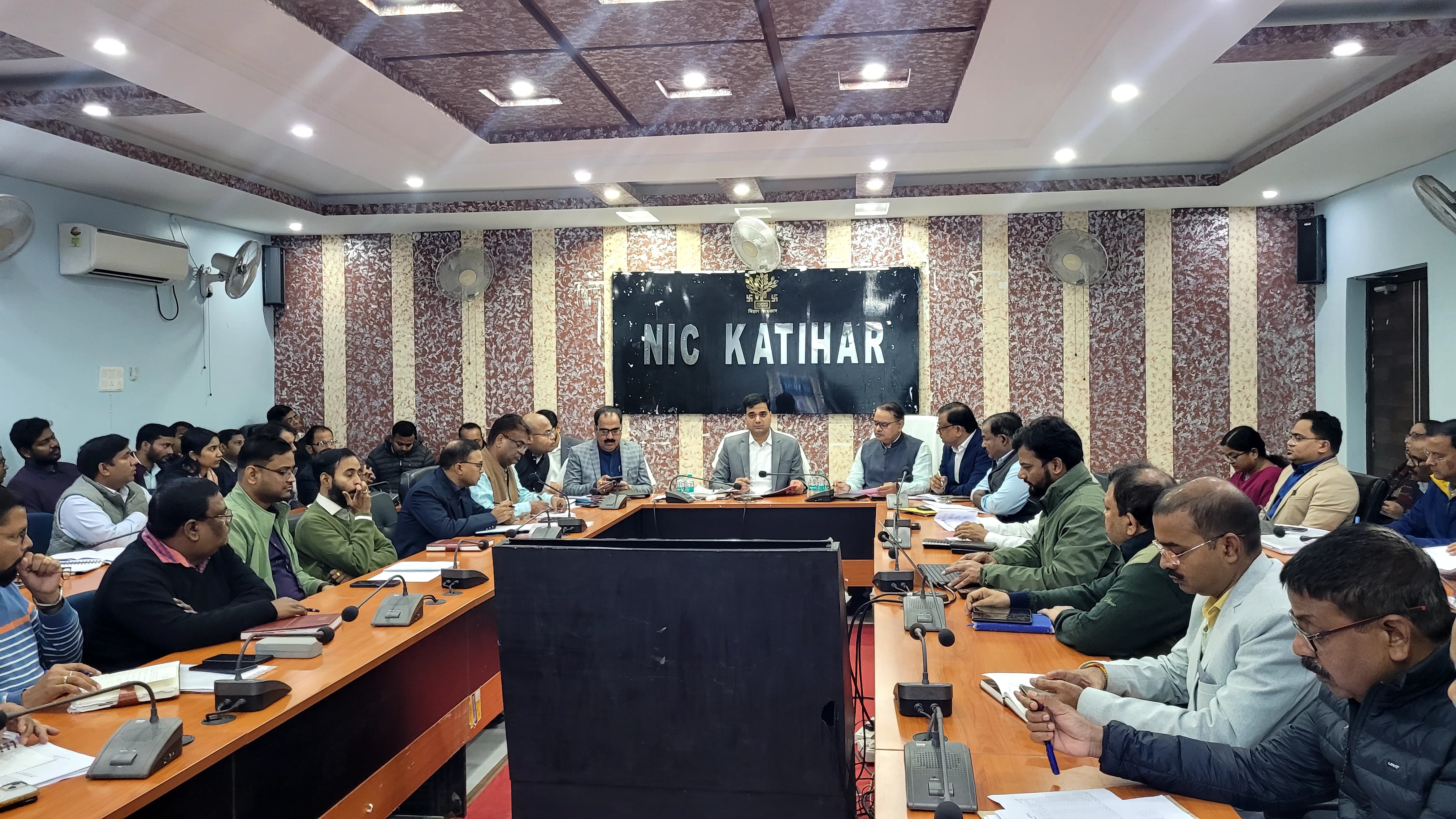 बैठक करते हुए अधिकारी बैठक करते हुए अधिकारी