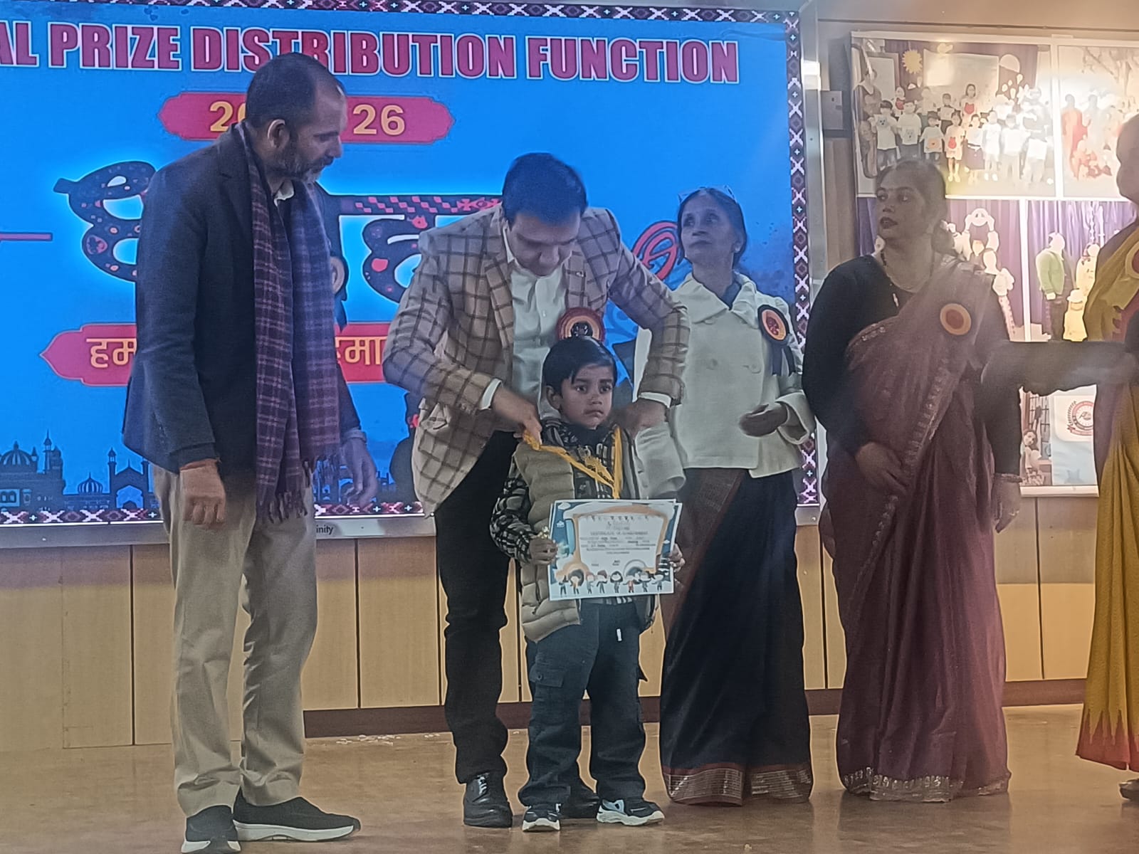 नन्हें मेधावियों को पुरस्कृत करते हुए धर्मेंद्र राणा।