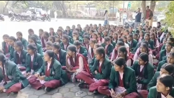 Dharna deti chhatraen Dharna deti chhatraen