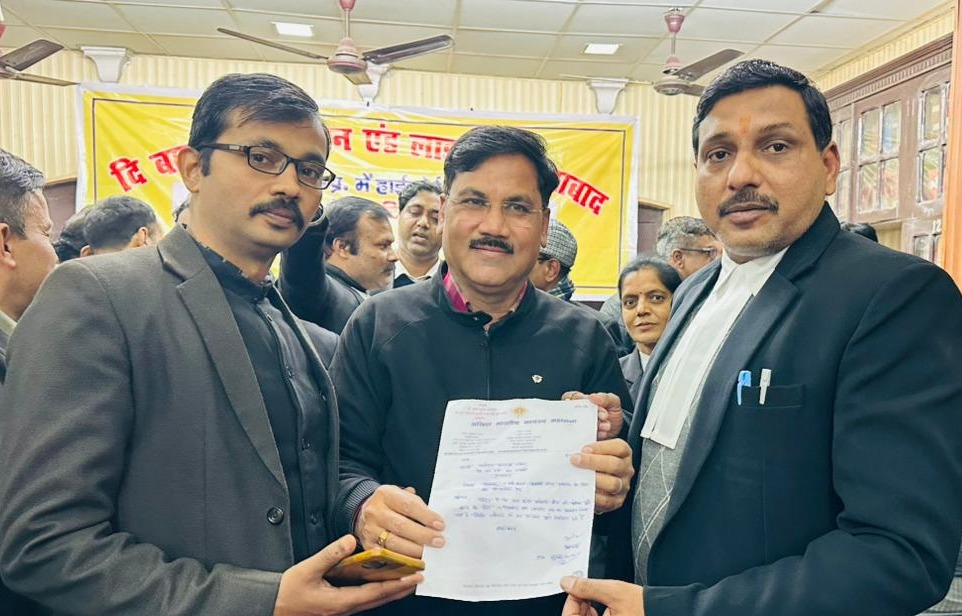 बार एसोसिएशन के बंद को समर्थन देते कायस्थ महासभा ट्रस्ट के राष्ट्रीय अध्यक्ष प्रदीप सक्सेना। बार एसोसिएशन के बंद को समर्थन देते कायस्थ महासभा ट्रस्ट के राष्ट्रीय अध्यक्ष प्रदीप सक्सेना।
