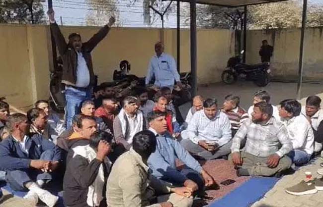 धरने पर बैठे कर्मचारी। धरने पर बैठे कर्मचारी।