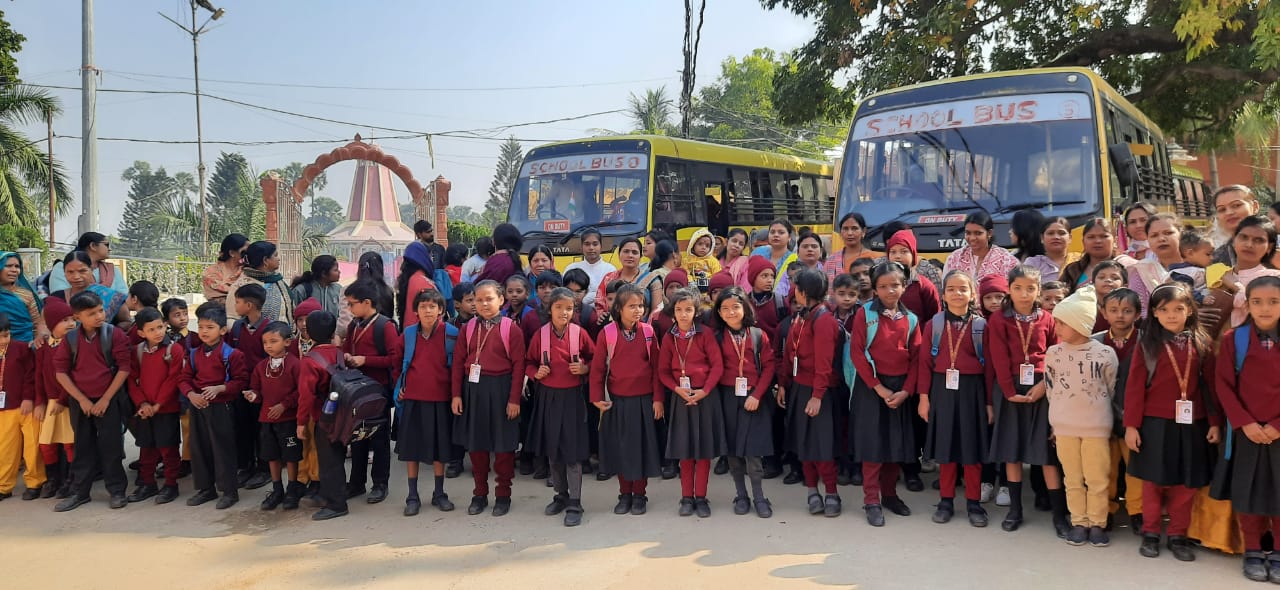 परिभ्रमण पर जाते बच्चे परिभ्रमण पर जाते बच्चे