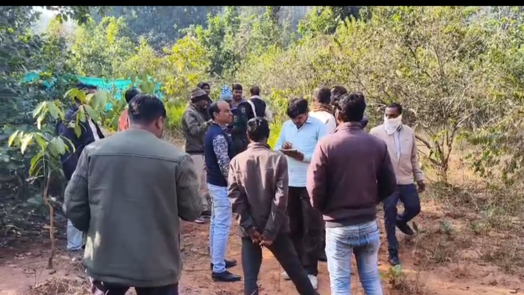 घटनास्थल पर अधिकारी घटनास्थल पर अधिकारी