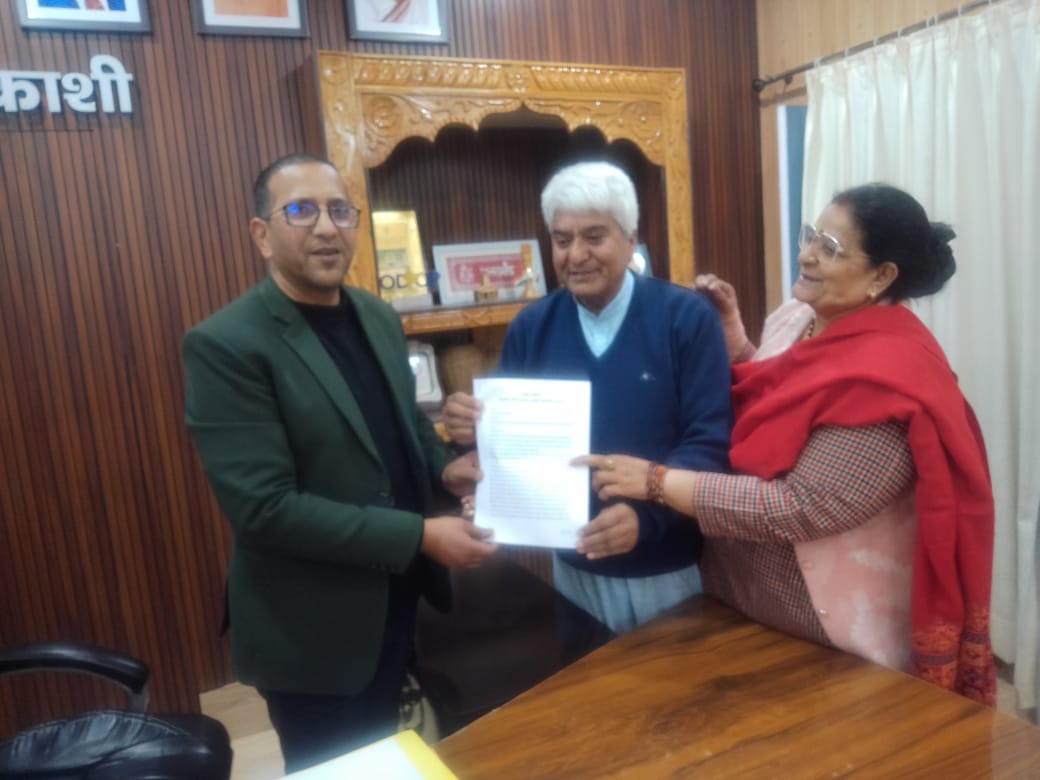 उत्तरकाशी डीएम उत्तरकाशी को ज्ञापन सौंपते हुए पर्यावरण प्रेमी उत्तरकाशी डीएम उत्तरकाशी को ज्ञापन सौंपते हुए पर्यावरण प्रेमी